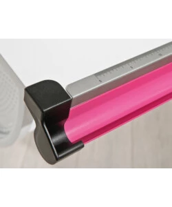 SCRIVANIA INCLINABILE CON COLORI INTERCAMBIABILI, CONTENITORE E GAMBE IN METALLO.